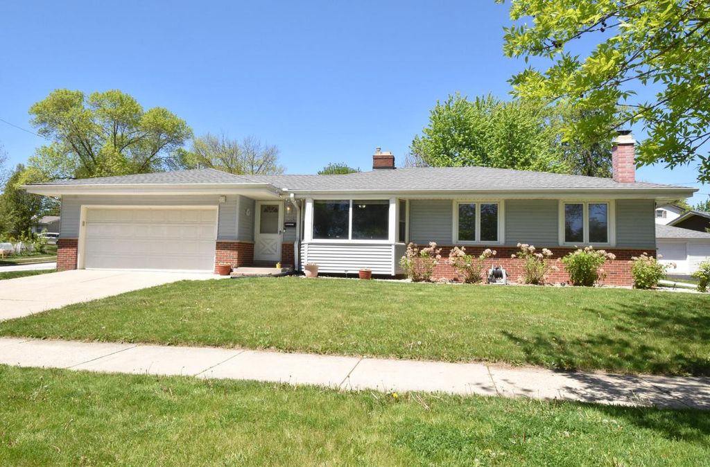 1526 Greenway TERRACE, Waukesha, WI 53186