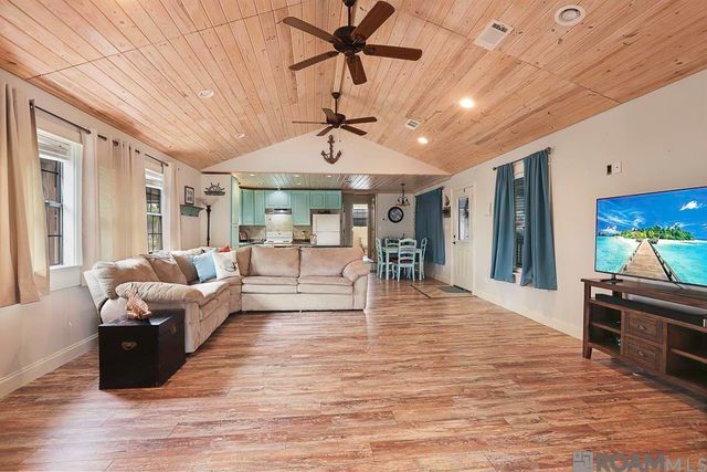 22460 Chinquapin Ave, Maurepas, LA 70449