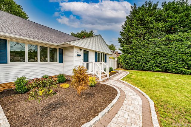 696 Peter Paul Drive, West Islip, NY 11795