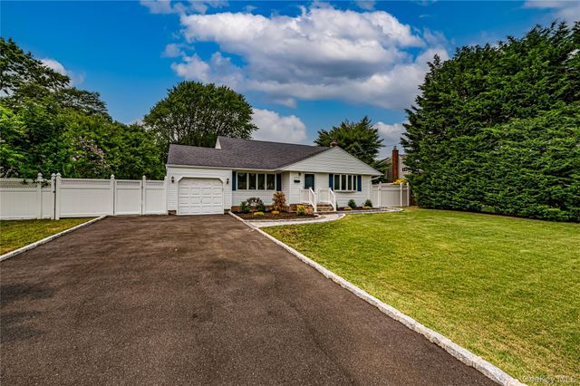 696 Peter Paul Drive, West Islip, NY 11795