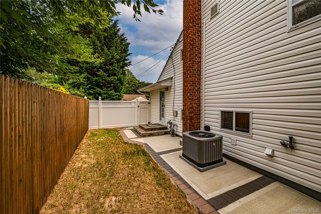 696 Peter Paul Drive, West Islip, NY 11795
