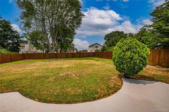 696 Peter Paul Drive, West Islip, NY 11795