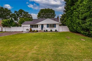 696 Peter Paul Drive, West Islip, NY 11795