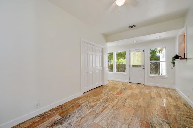 611 N Adams ST, Fredericksburg, TX 78624