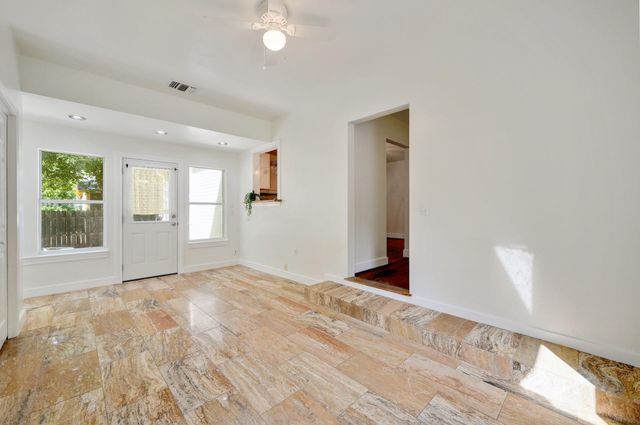 611 N Adams ST, Fredericksburg, TX 78624