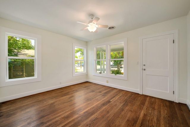 611 N Adams ST, Fredericksburg, TX 78624