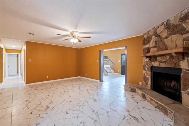 2402 21st Avenue N, Texas City, TX 77590
