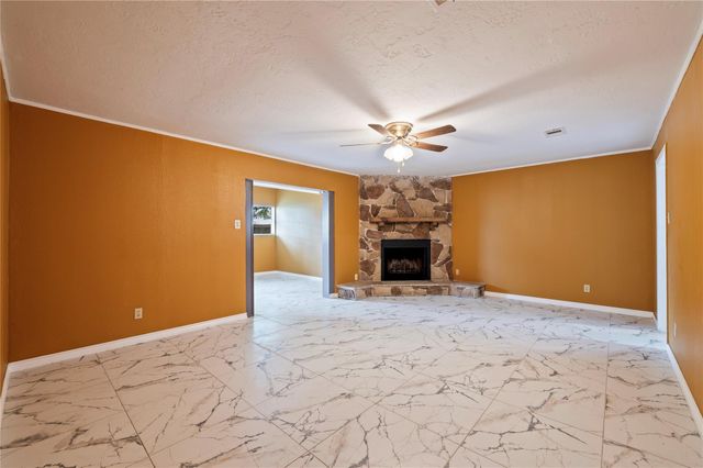 2402 21st Avenue N, Texas City, TX 77590