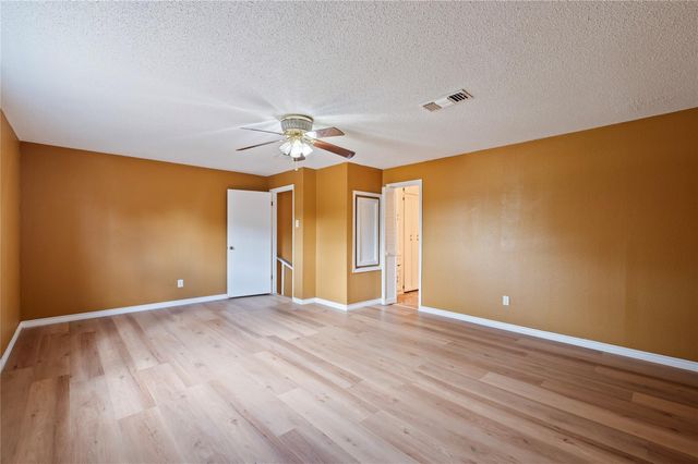 2402 21st Avenue N, Texas City, TX 77590
