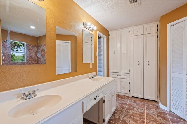 2402 21st Avenue N, Texas City, TX 77590