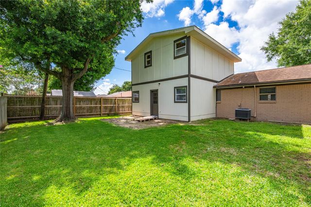 2402 21st Avenue N, Texas City, TX 77590