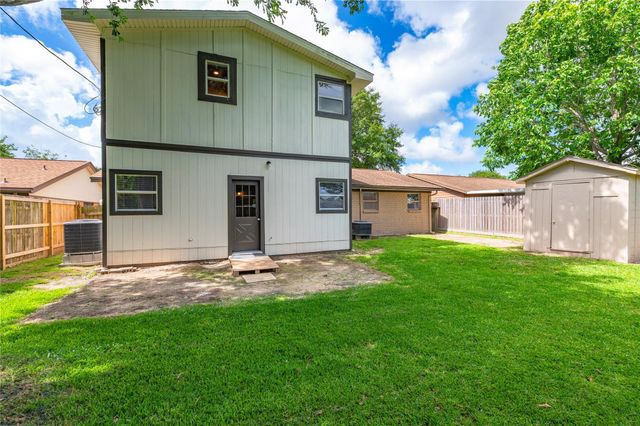 2402 21st Avenue N, Texas City, TX 77590