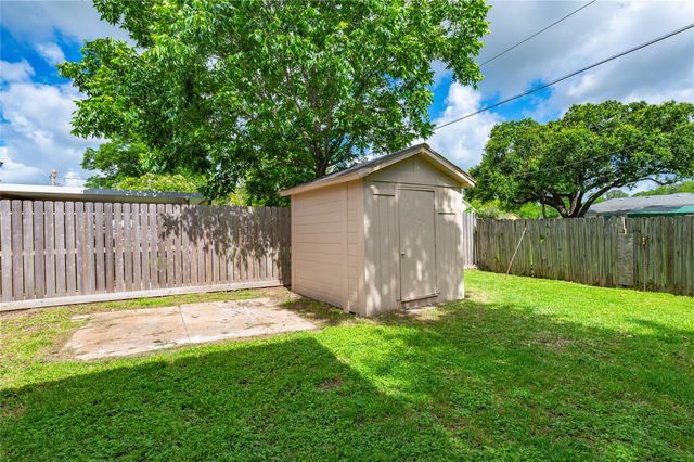 2402 21st Avenue N, Texas City, TX 77590