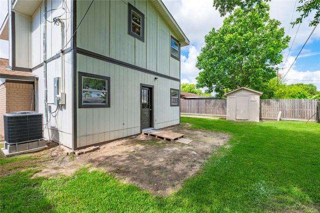 2402 21st Avenue N, Texas City, TX 77590