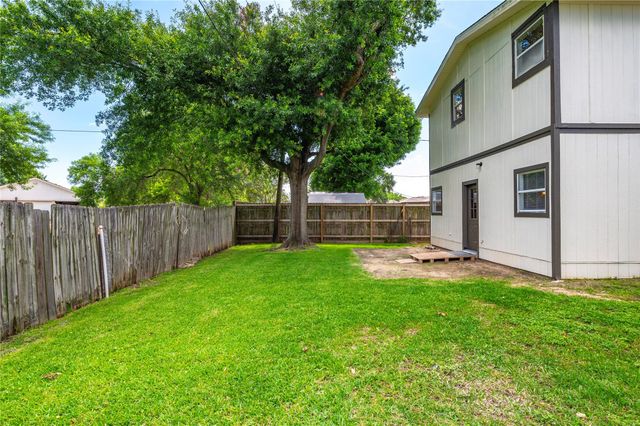2402 21st Avenue N, Texas City, TX 77590