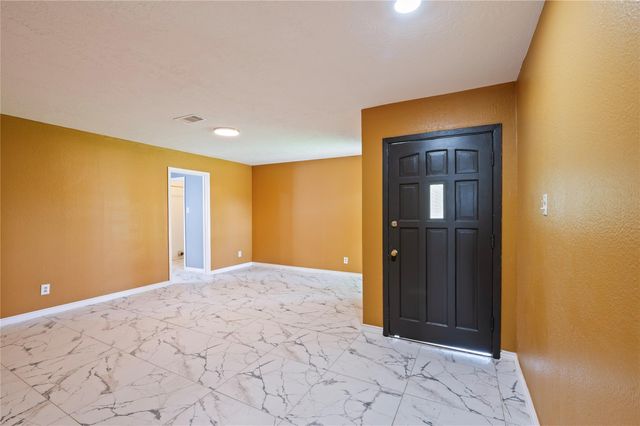 2402 21st Avenue N, Texas City, TX 77590