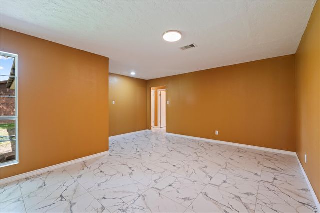 2402 21st Avenue N, Texas City, TX 77590