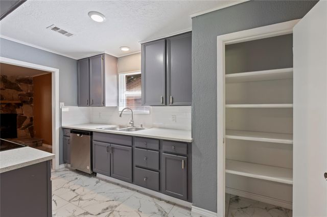 2402 21st Avenue N, Texas City, TX 77590