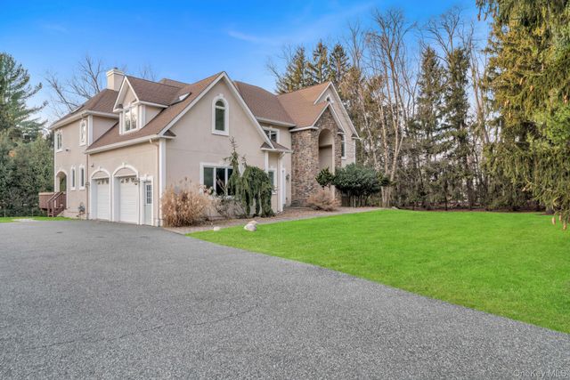 7 Hampton Road, Airmont, NY 10901