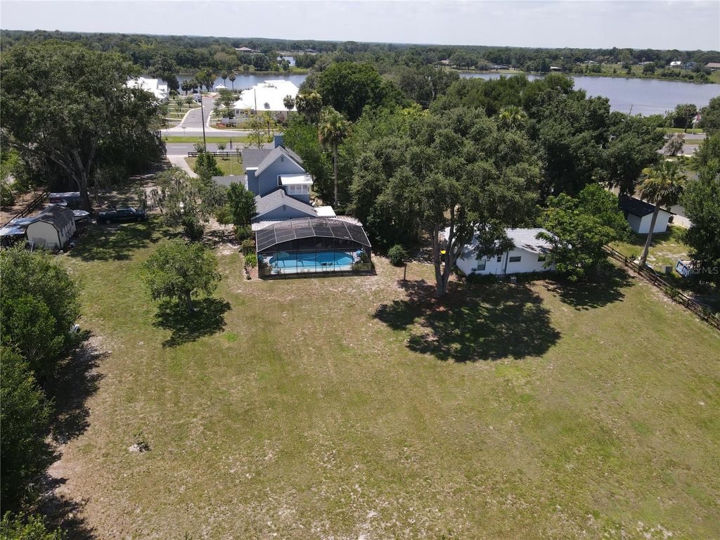 Image 3 of property listing at 243 S CENTRAL AVENUE, Umatilla, FL 32784