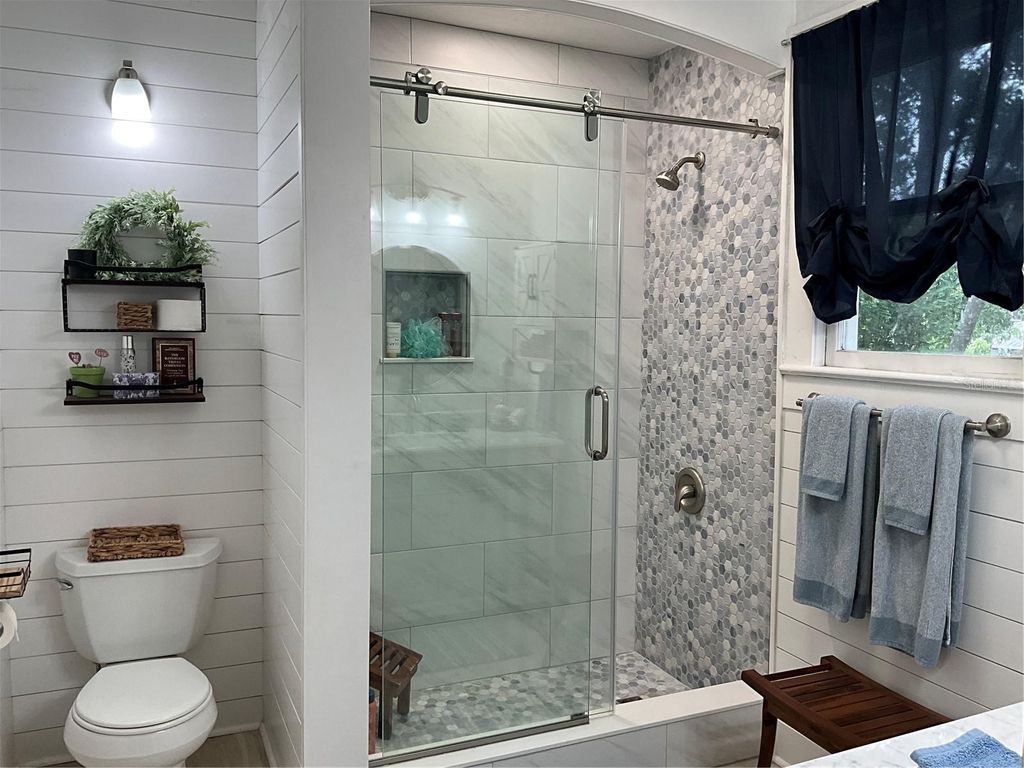 Image 31 of property listing at 243 S CENTRAL AVENUE, Umatilla, FL 32784