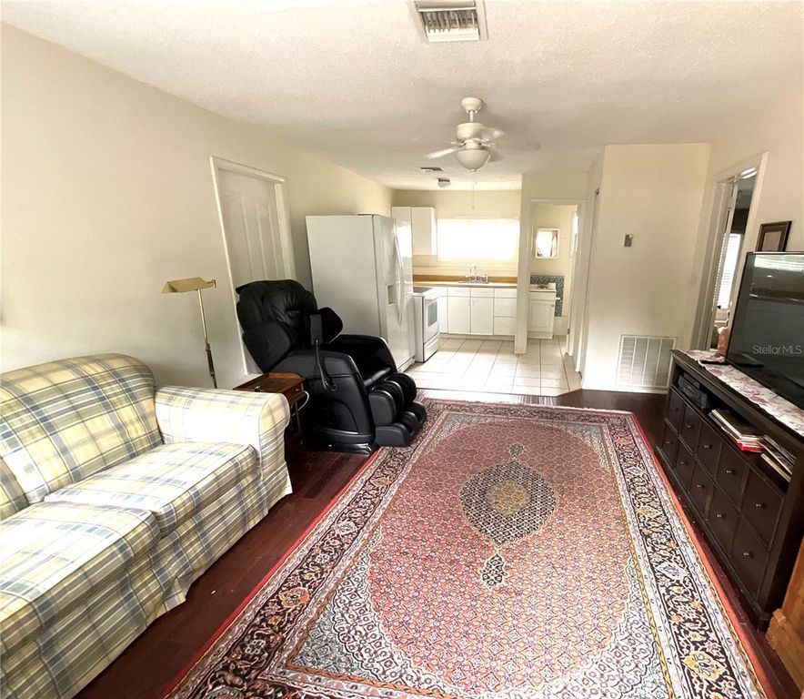 Image 34 of property listing at 243 S CENTRAL AVENUE, Umatilla, FL 32784