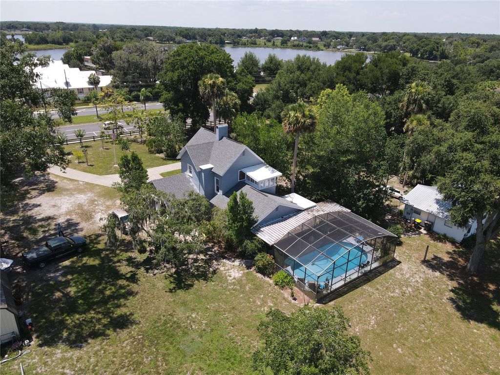 Image 6 of property listing at 243 S CENTRAL AVENUE, Umatilla, FL 32784