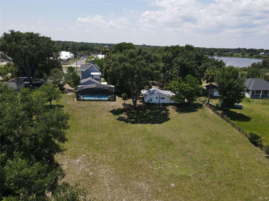 Image 8 of property listing at 243 S CENTRAL AVENUE, Umatilla, FL 32784