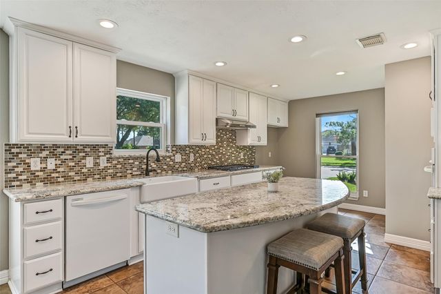 513 Meadow Bend Drive, Friendswood, TX 77546