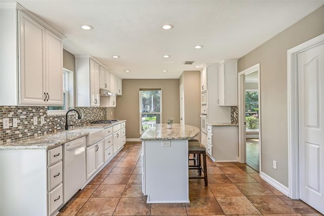 513 Meadow Bend Drive, Friendswood, TX 77546