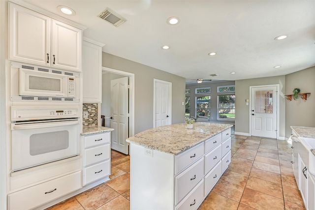 513 Meadow Bend Drive, Friendswood, TX 77546