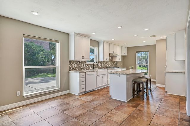 513 Meadow Bend Drive, Friendswood, TX 77546