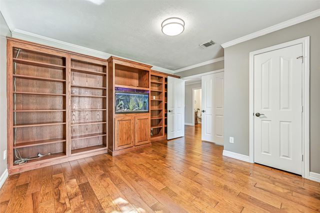 513 Meadow Bend Drive, Friendswood, TX 77546
