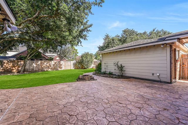 513 Meadow Bend Drive, Friendswood, TX 77546