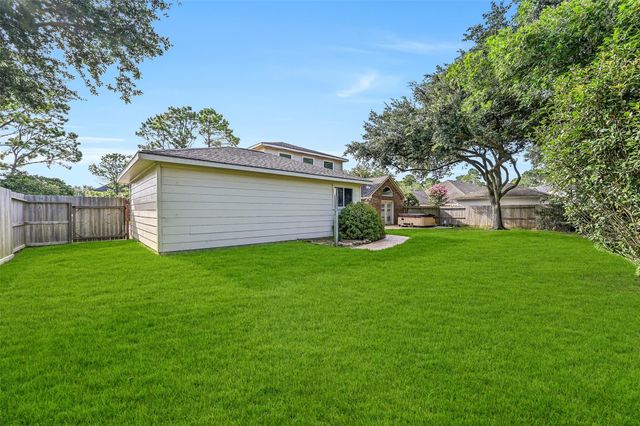 513 Meadow Bend Drive, Friendswood, TX 77546