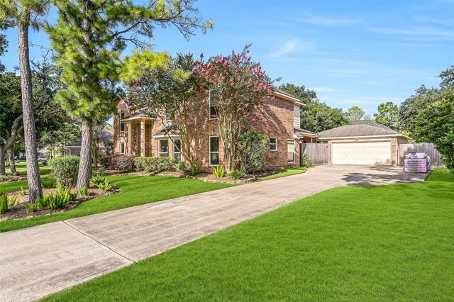 513 Meadow Bend Drive, Friendswood, TX 77546