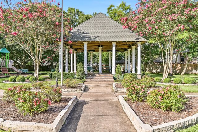 513 Meadow Bend Drive, Friendswood, TX 77546