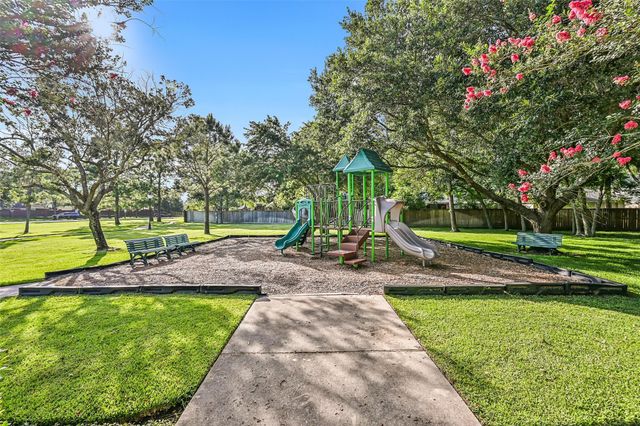 513 Meadow Bend Drive, Friendswood, TX 77546
