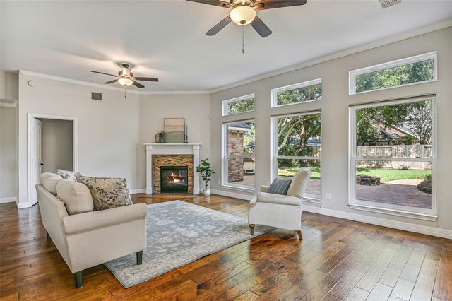 513 Meadow Bend Drive, Friendswood, TX 77546