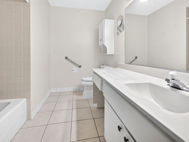 15713 Orlan Brook Drive 100, Orland Park, IL 60462