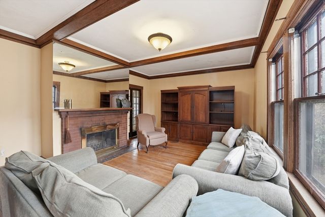 31 Trinity Ter, Springfield, MA 01108