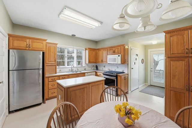 31 Trinity Ter, Springfield, MA 01108