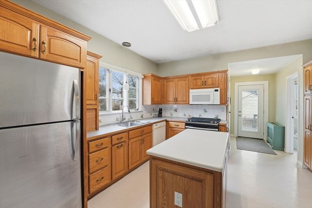 31 Trinity Ter, Springfield, MA 01108