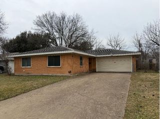 309 W Cober Drive, Grand Prairie, TX 75051