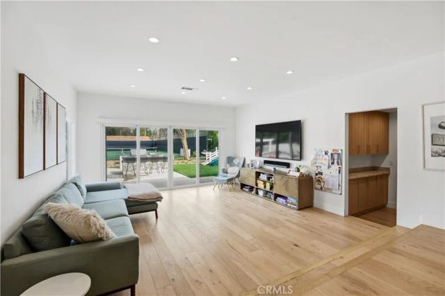 22637 Erwin Street, Woodland Hills, CA 91367