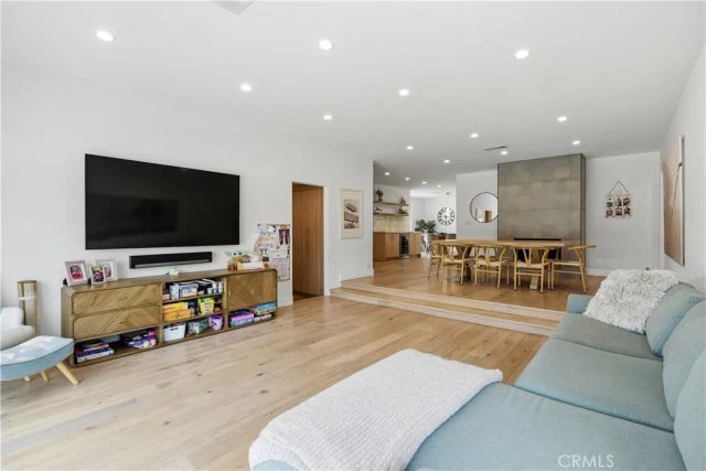 22637 Erwin Street, Woodland Hills, CA 91367