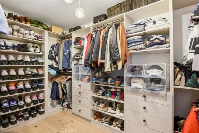 22637 Erwin Street, Woodland Hills, CA 91367