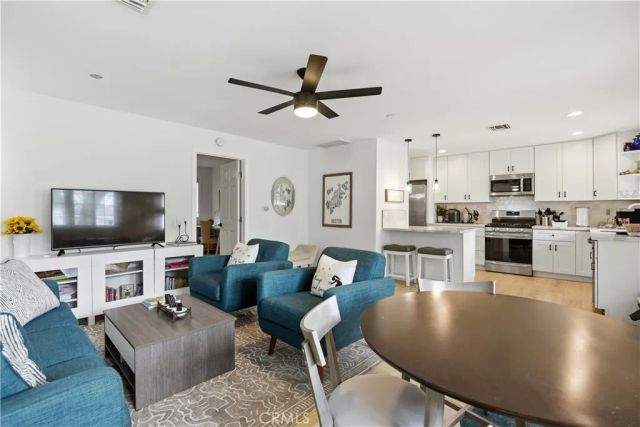 22637 Erwin Street, Woodland Hills, CA 91367