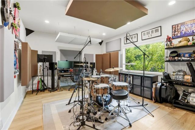 22637 Erwin Street, Woodland Hills, CA 91367