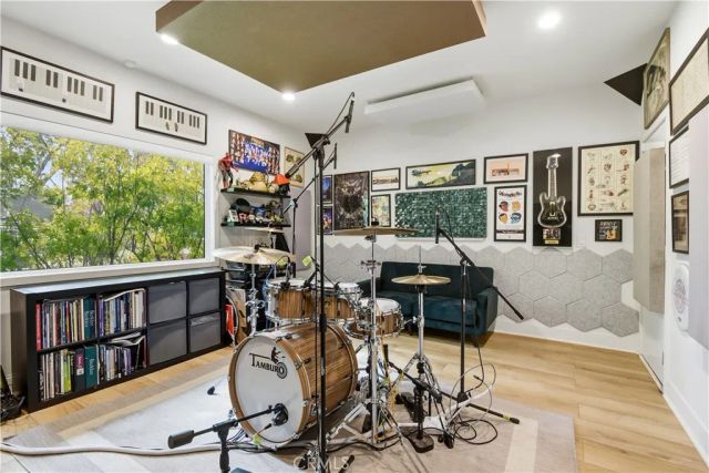 22637 Erwin Street, Woodland Hills, CA 91367